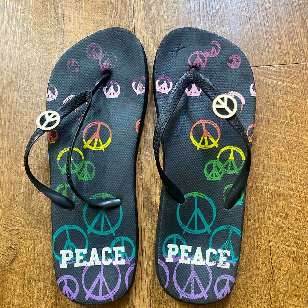 Peace Sign Charm 2 for $15 / Free With $25+ purchase Flip Flops Medium 8 7.5 7 M - Picture 1 of 3